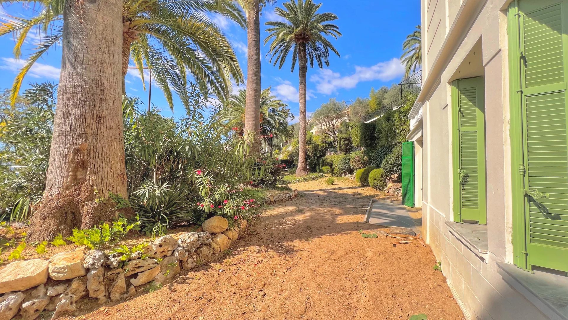 APPARTEMENT DE 3 PIECES 111 m² AVEC TERRASSE ET GRAND JARDIN DE 447M²