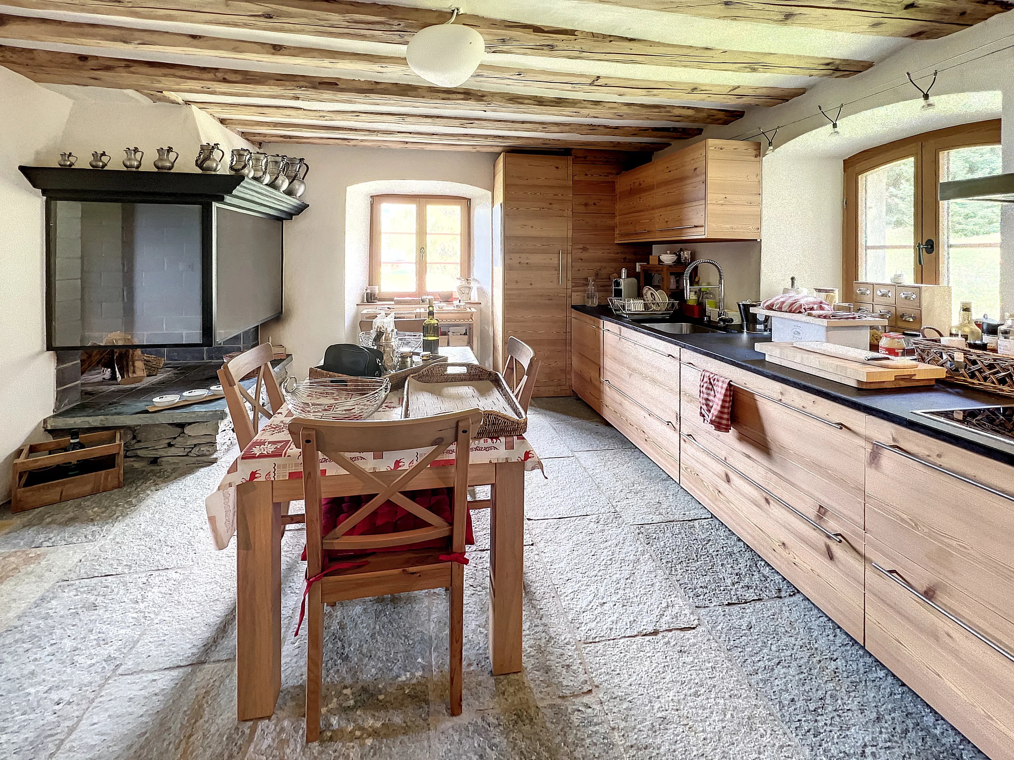 Domaine exceptionnel et exclusif entièrement rénové au coeur des Alpes Valaisannes