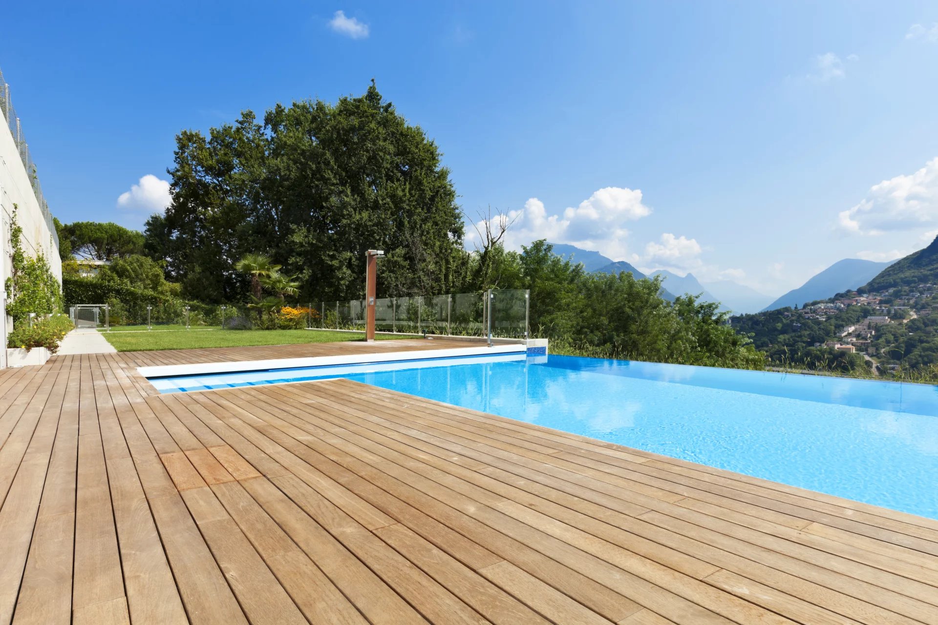 APPARTEMENT AVEC PISCINE ET JARDIN