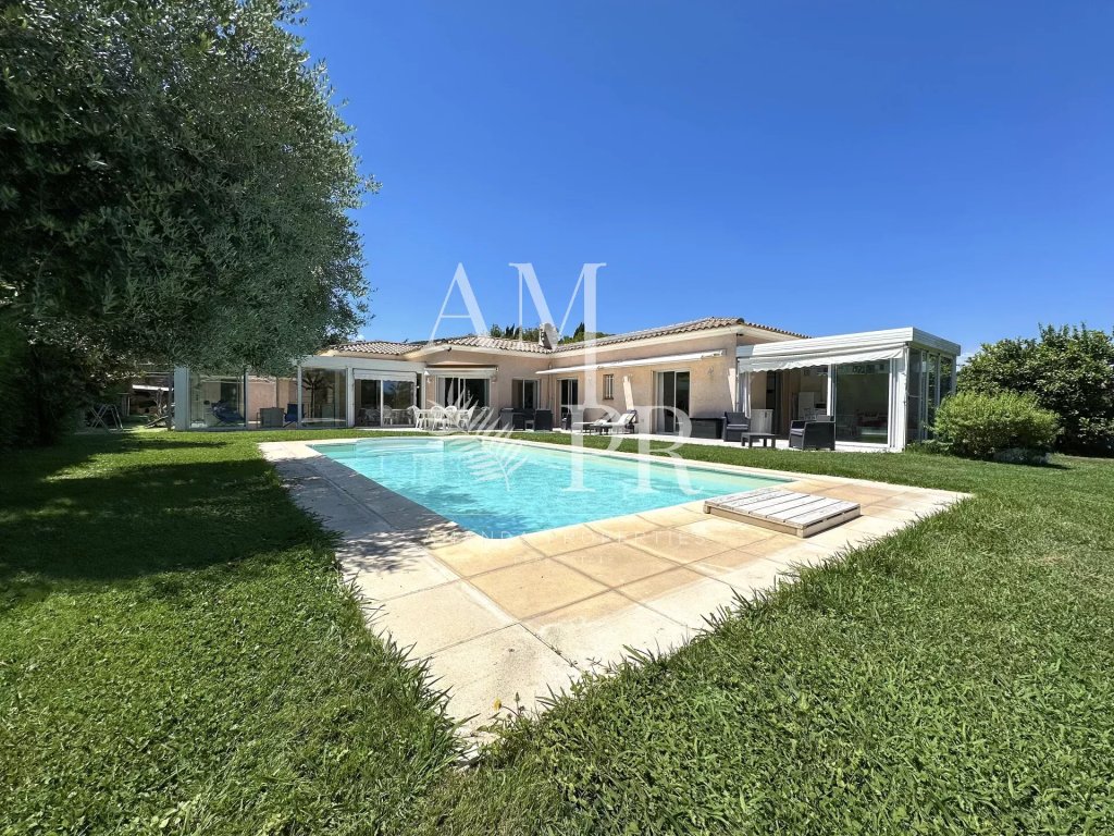 Villa for sale in Vallauris — Villa one level- nice garden