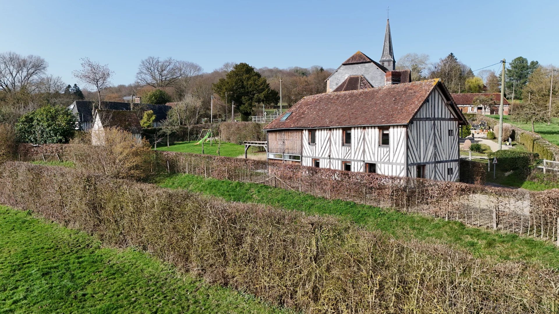 PAYS D'AUGE-CALVADOS-ST GEORGES EN AUGE-MAISON TRADITIONNELLE AUGERONNE AVEC DEPENDANCE