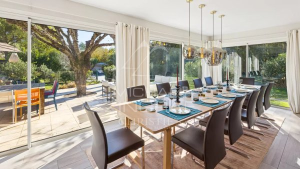 Refined Villa with 8 Suites and Extensive Leisure Facilities — photo 3