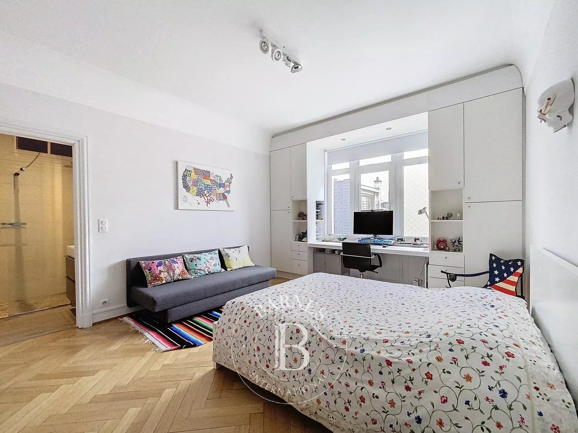 Beautiful renovated apartment, 4 bedrooms and garage