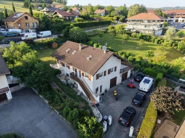Maison individuelle avec grands garages et 3 logements