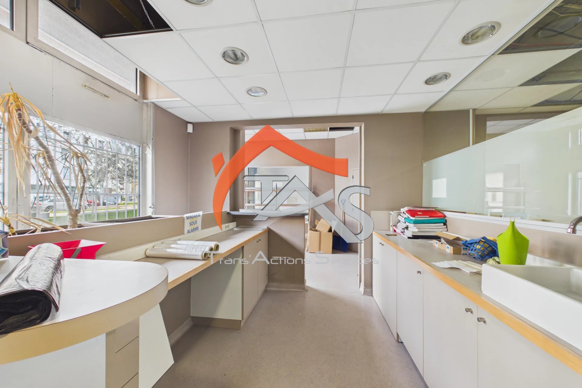 Locaux professionnels de 994.37m² avec ascenseur et garage double. - Photo 3