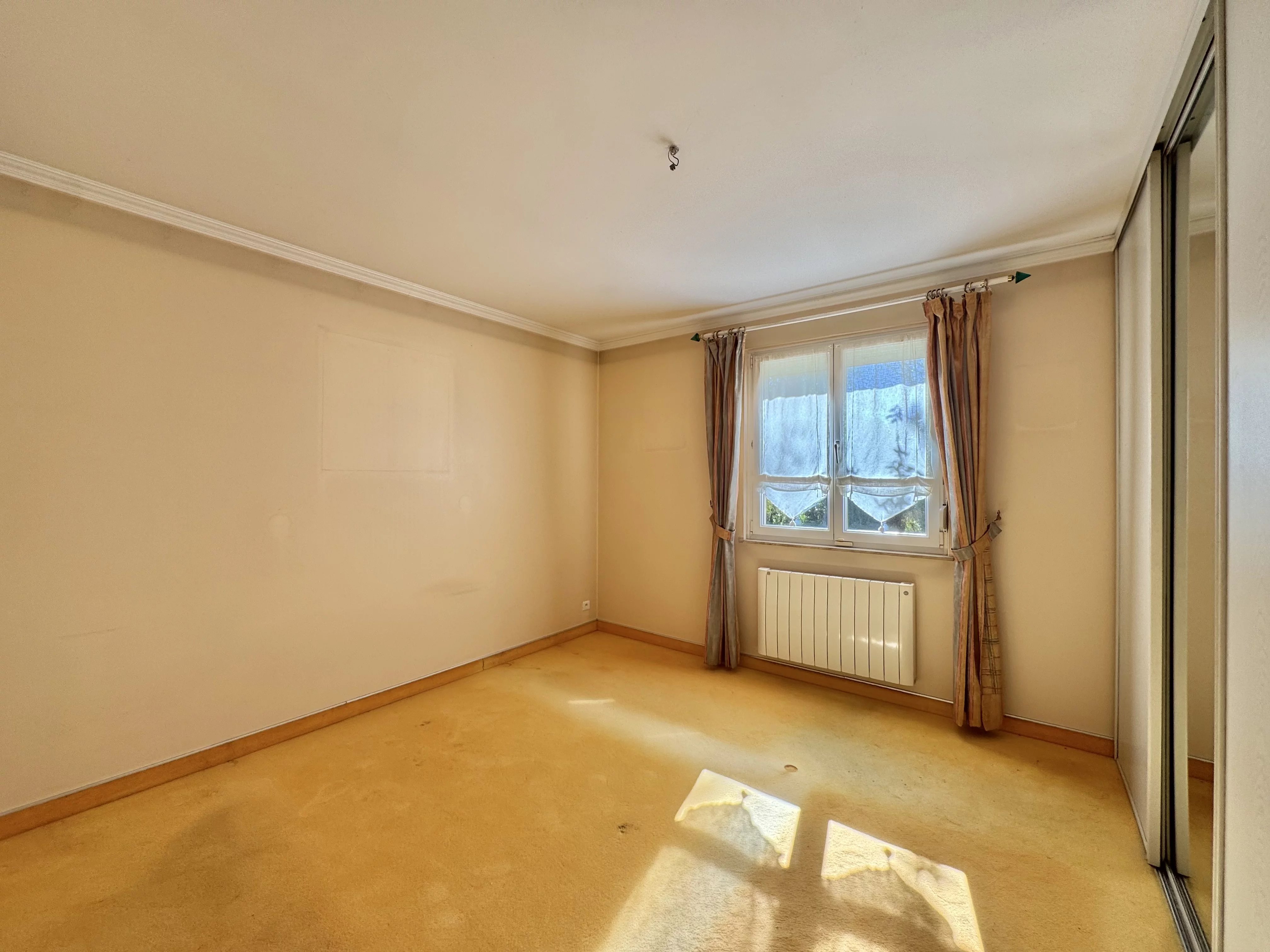 MONTREUX-JEUNE - Maison plain pied avec étang et piscine — photo 14