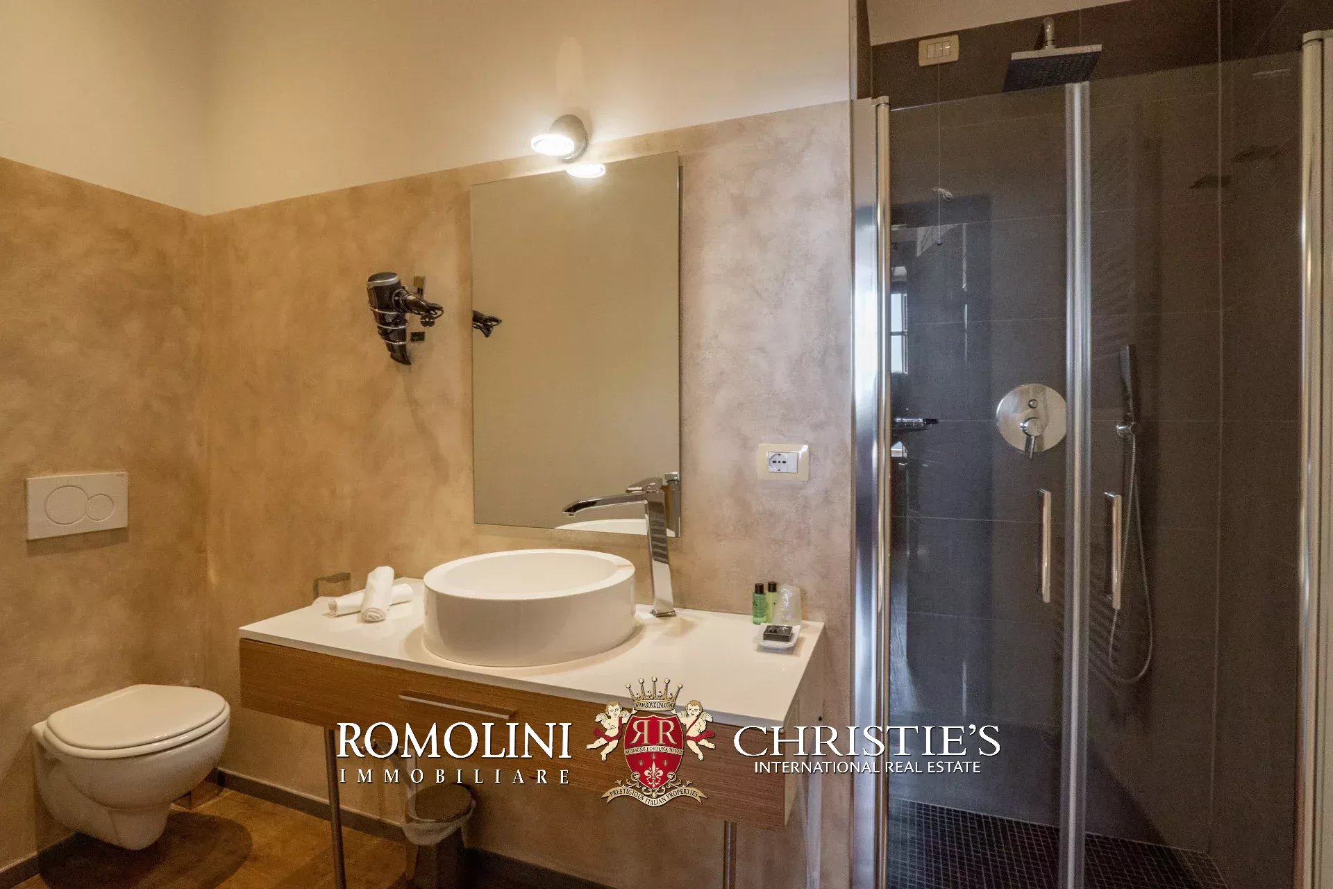 6 Bedroom Villa/Townhouse's Image 39
