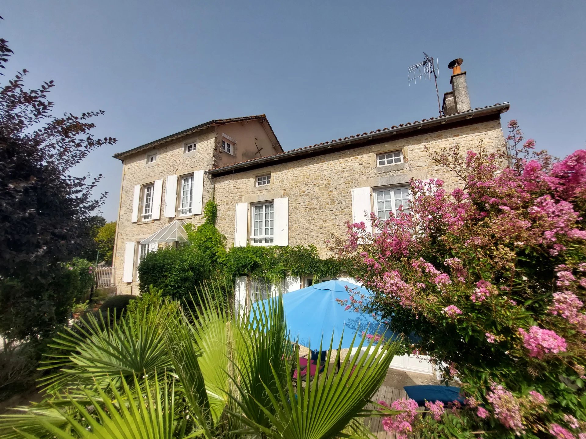 Belle maison de village de 5 chambres, avec une deuxième maison à rénover , dépendances et jardin.