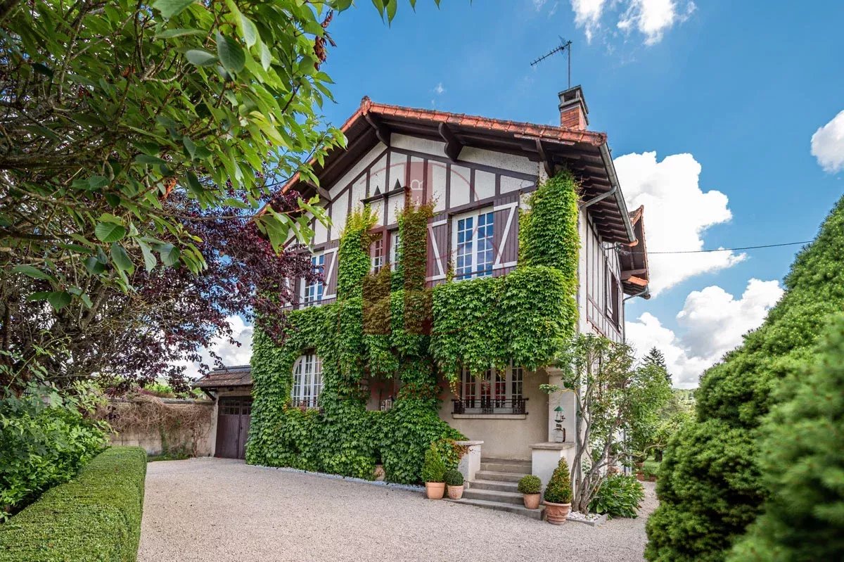 NEAR FONTAINEBLEAU - THOMERY - VILLAGE BETWEEN SEINE AND FOREST - HOUSE OF CHARACTER 170m² / GARDEN 1511m²