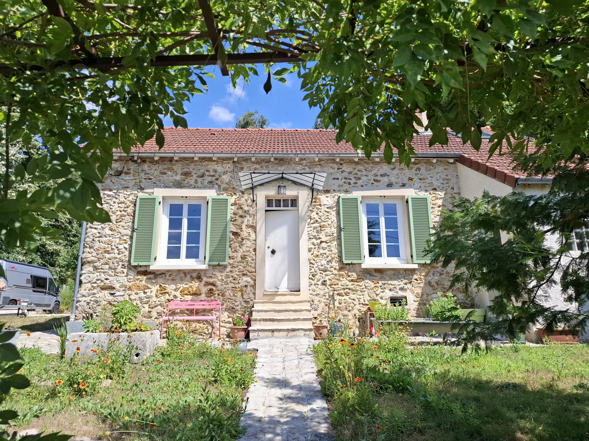 Maison ancienne pleine de charme avec piscine et dépendance.