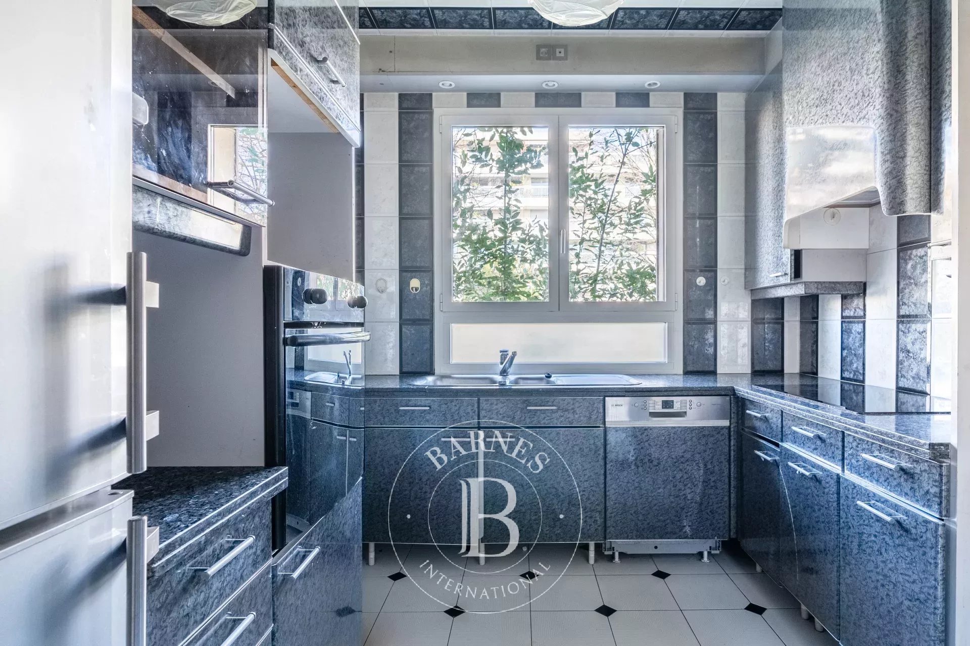 Exclusive listing - Neuilly-Golden Triangle - 3-bed apartment - Quiet and green surroundings - Balcony - picture 11