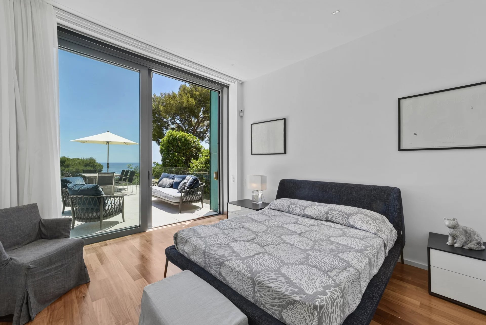 Villa contemporaine d'exception à Èze Bord de Mer – Un véritable écrin entre mer et montagne