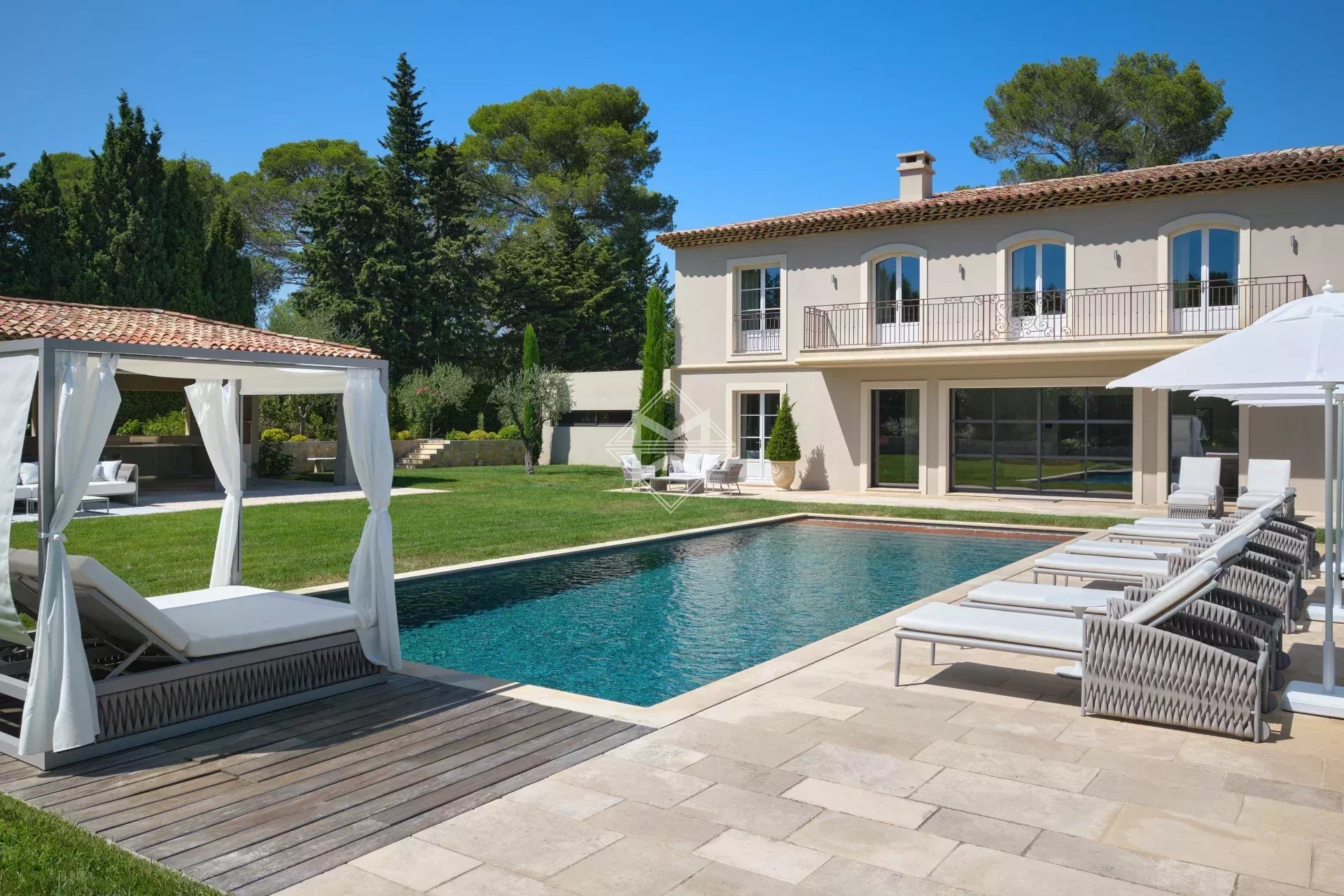 06250 MOUGINS VILLA