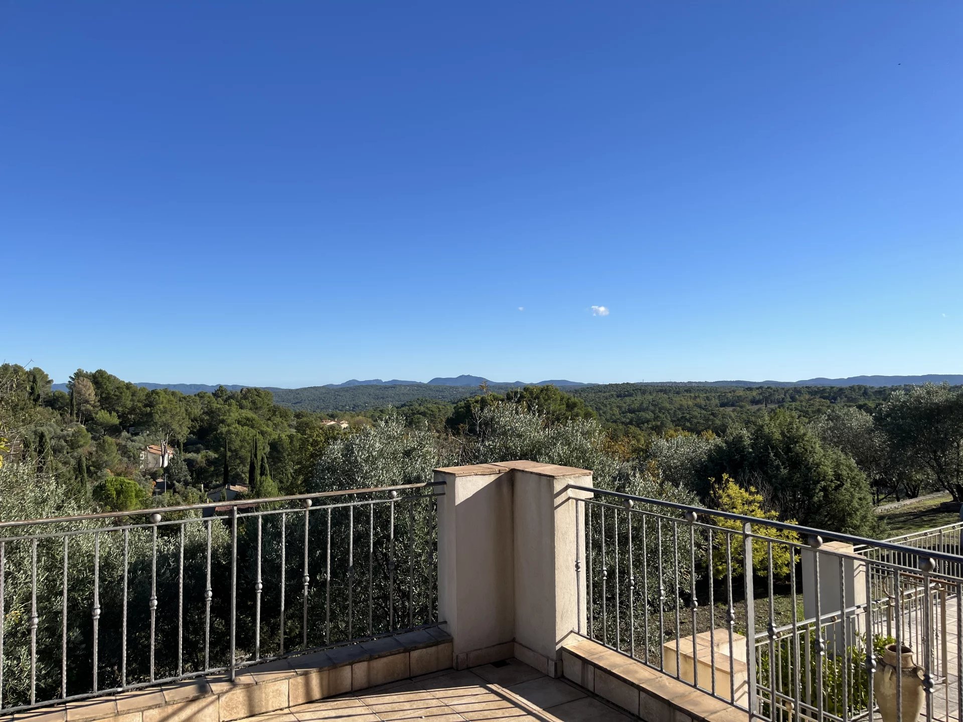 Villa with nice view and independent studio - Seillans