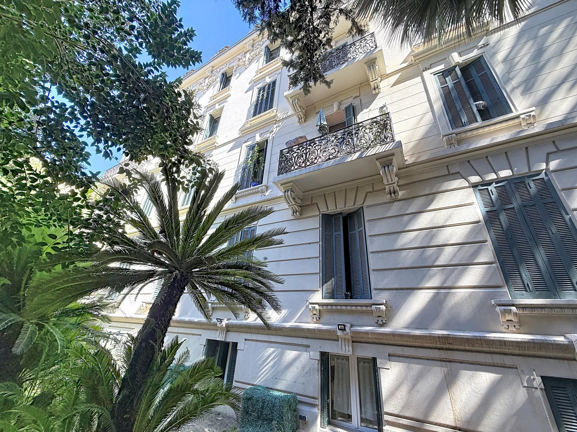 CANNES 300 M. PALAIS : BOURGEOIS A RENOVER + JARDIN