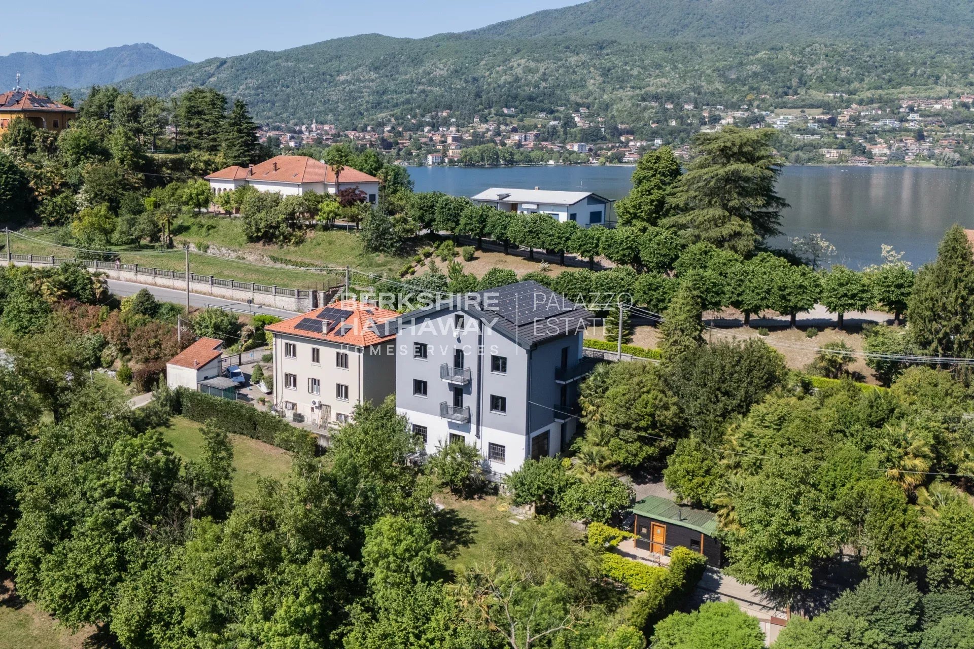 Villa bifamiliare con giardino a Biandronno, a pochi passi dal Lago di Varese