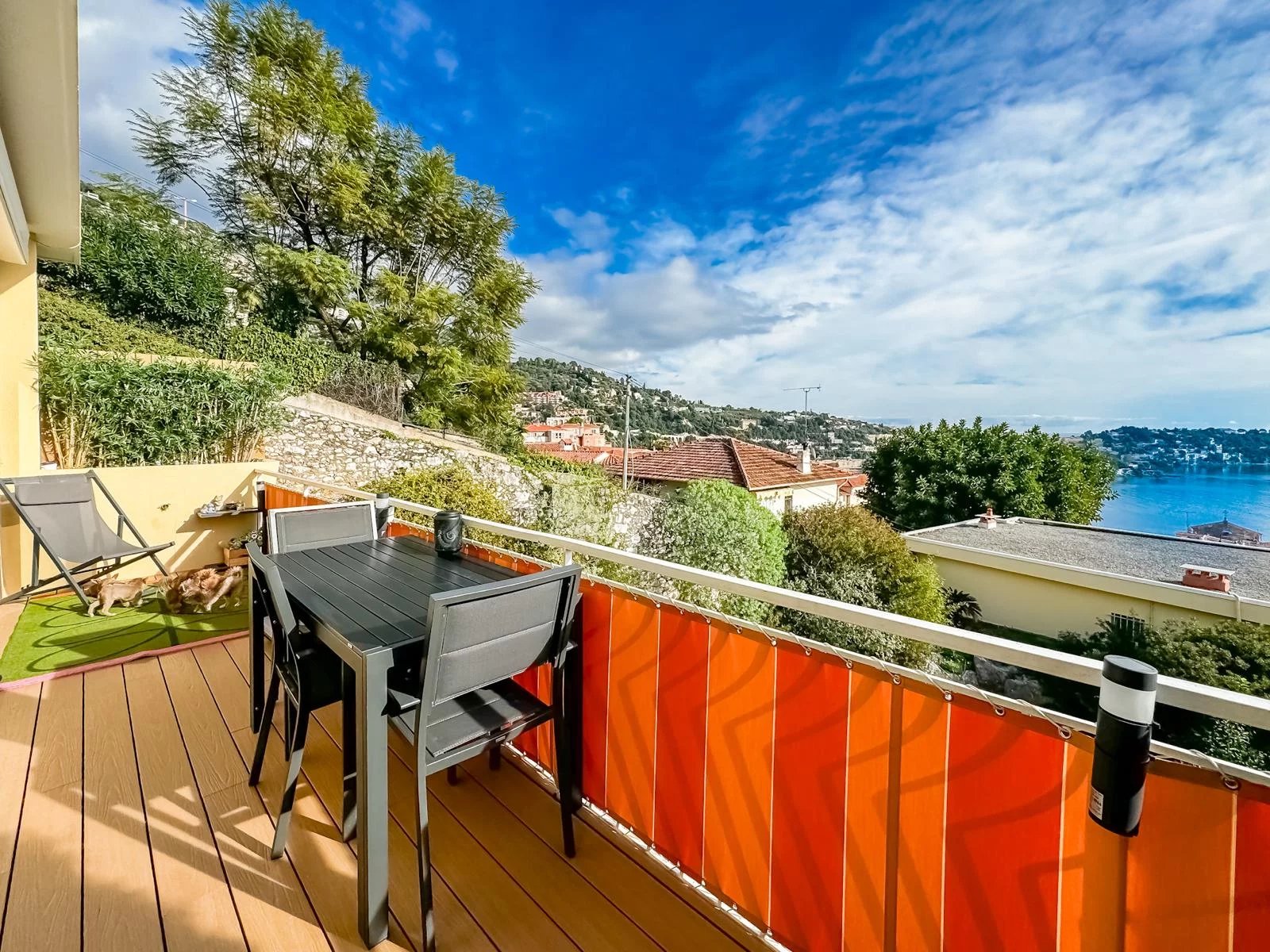 *Duplex 3 pièces avec vue mer au cœur de Villefranche*