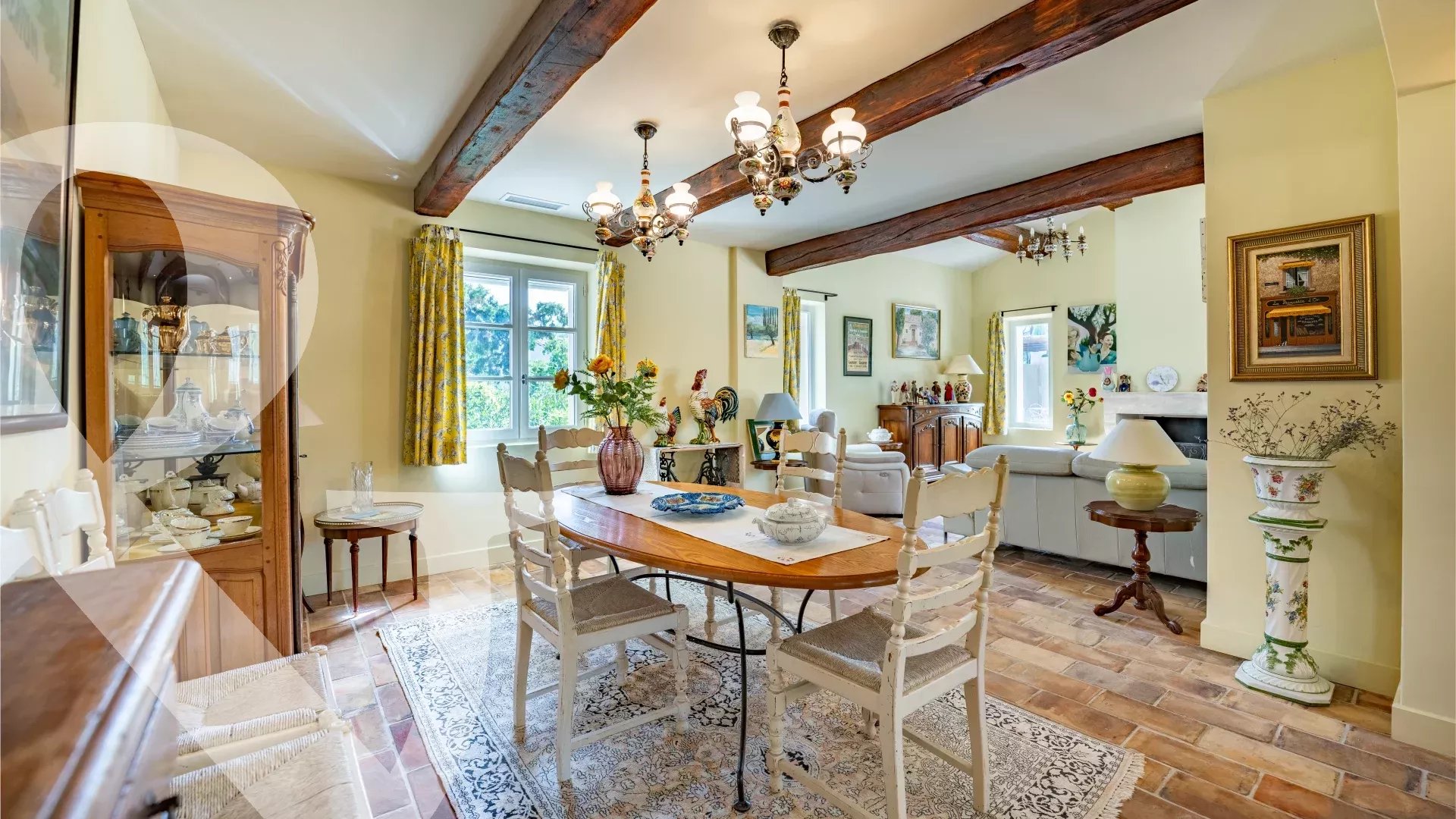 A QUELQUES MINUTES A PIED DU VILLAGE