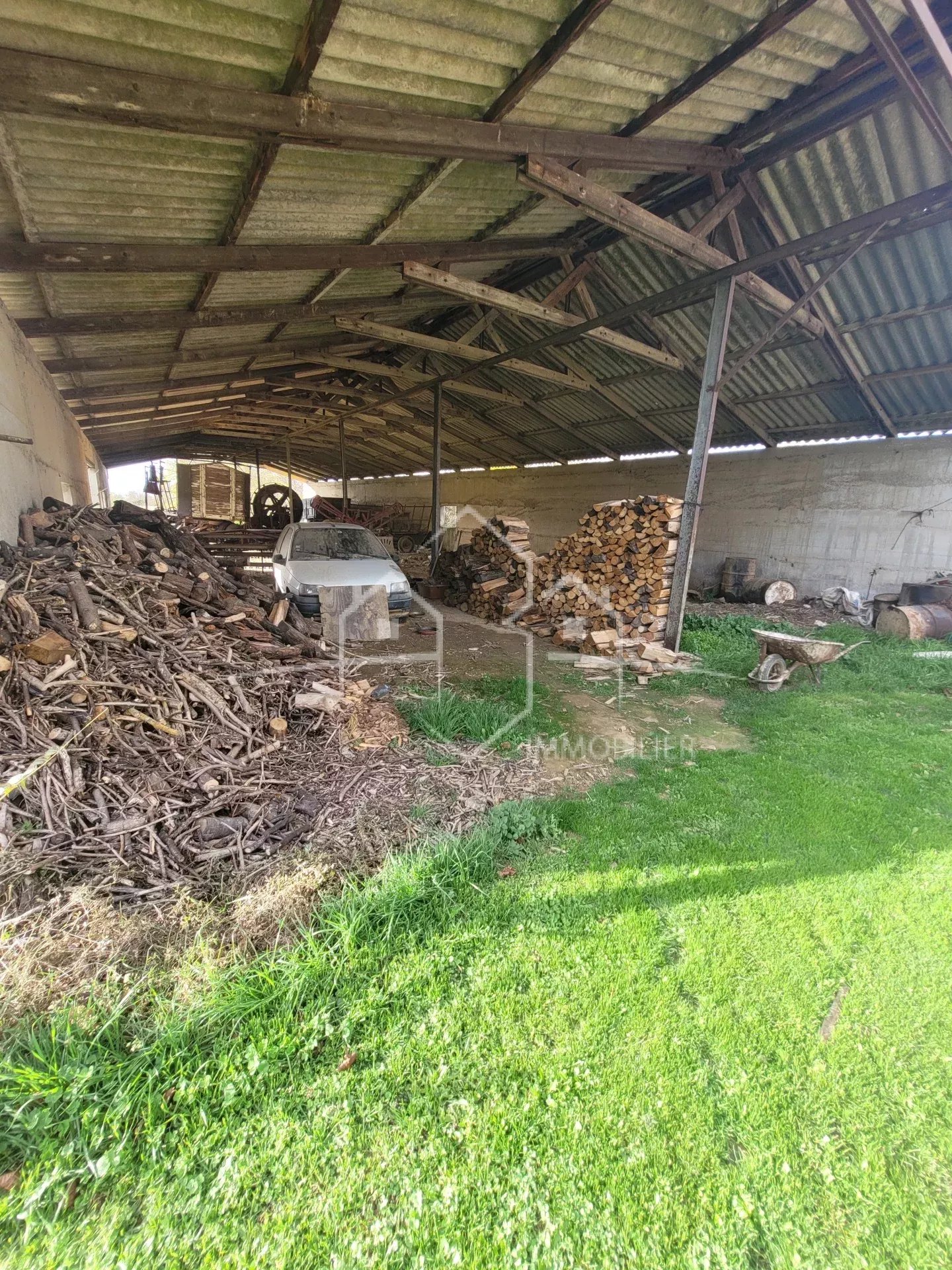 ANNEYRON, maison 2 pièces à rénover avec dépendances