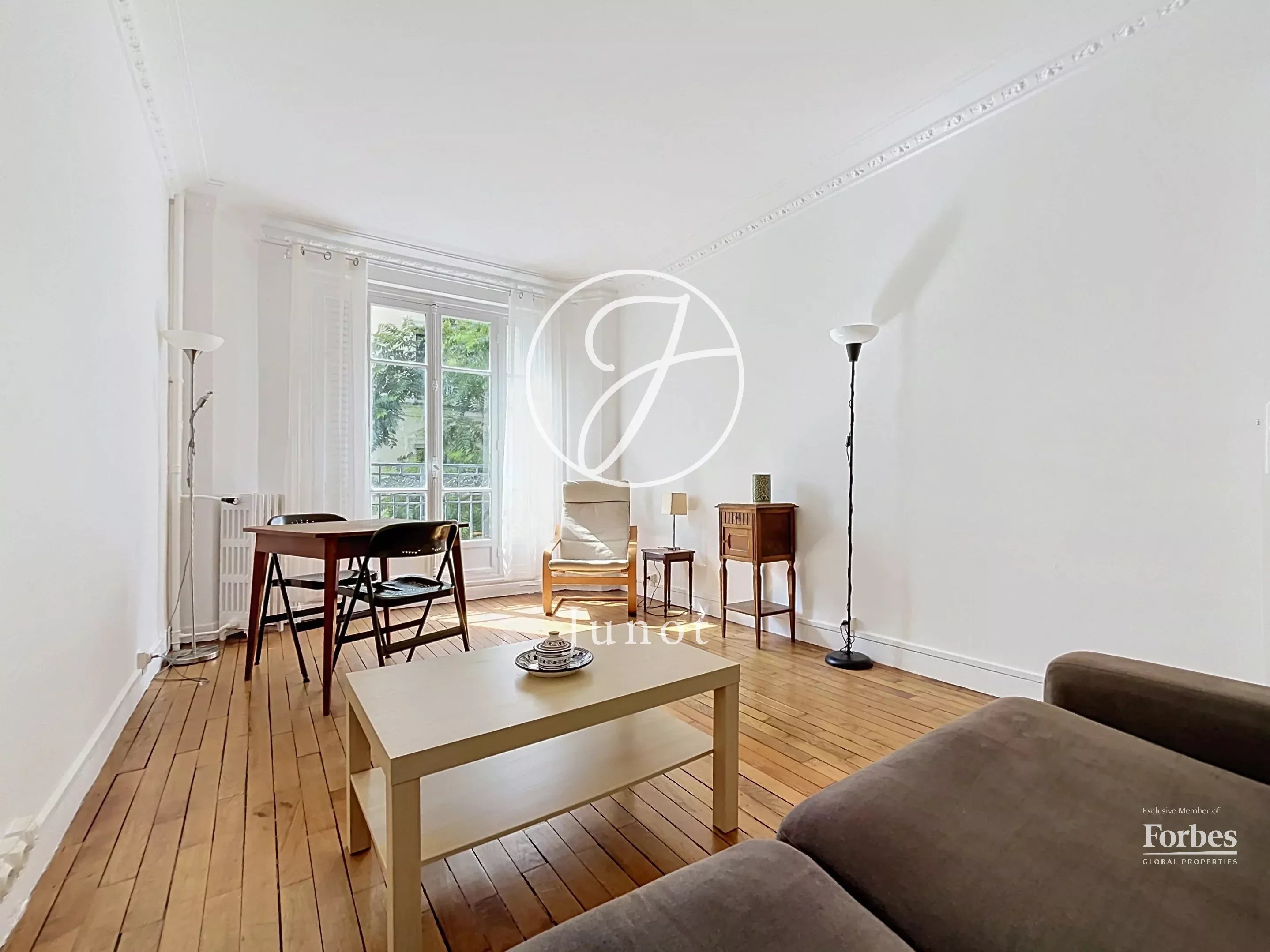 Paris 18ème - RUE CHAPPE / MONTMARTRE / ABBESSES - Studio meublé à louer - 33,83m² Carrez.
