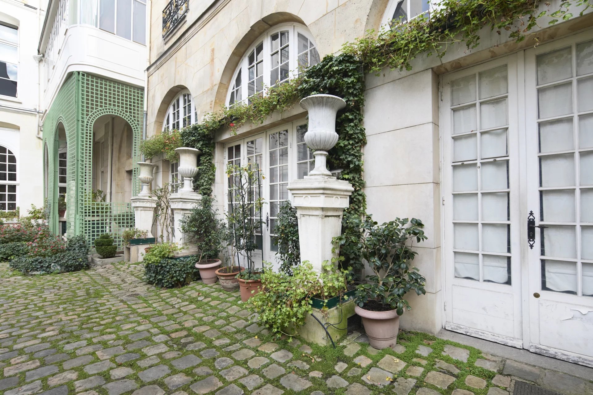 Des locaux commerciaux quai Voltaire