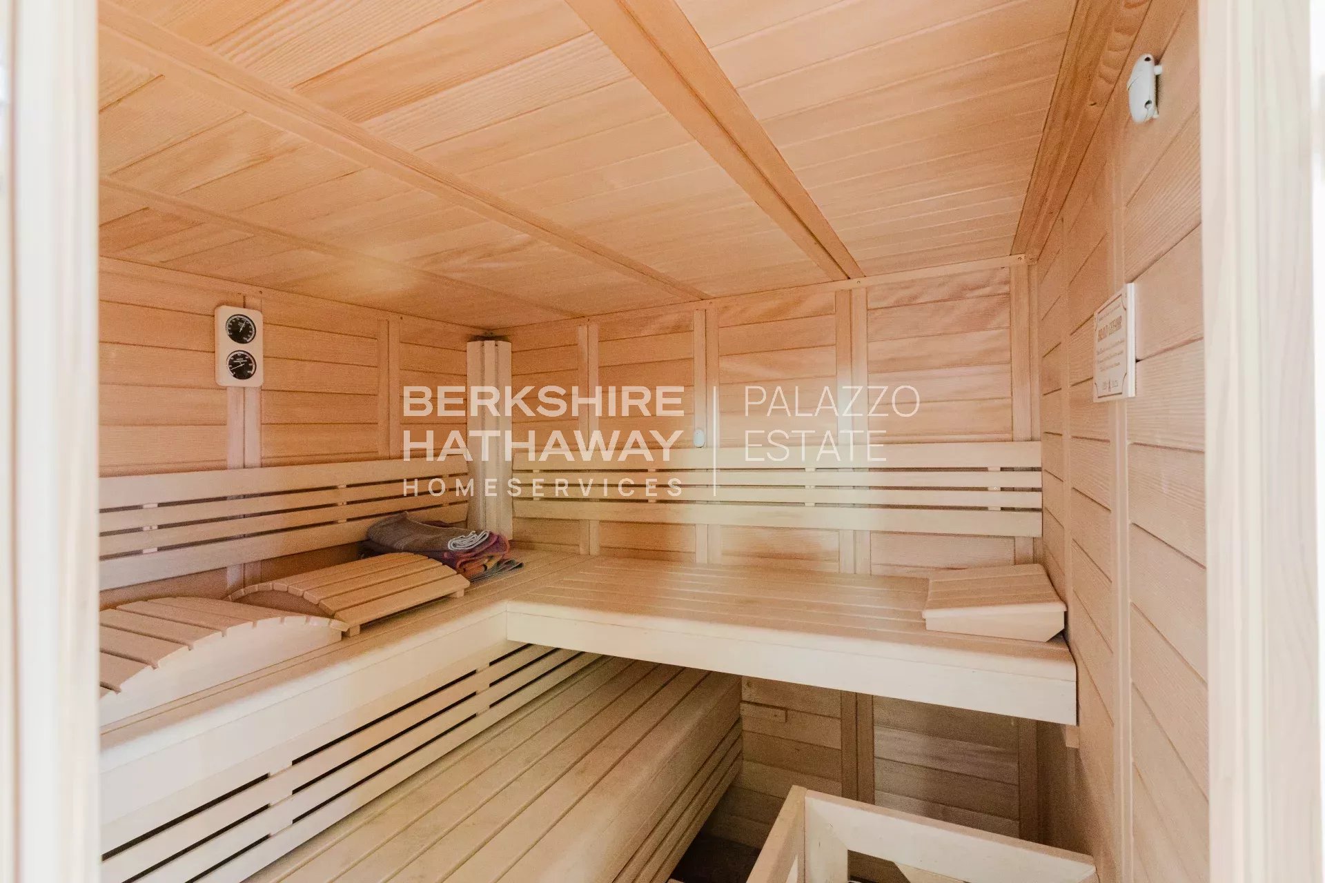 Villa moderna di lusso con vista panoramica sul Lago Maggiore e sulle Alpi