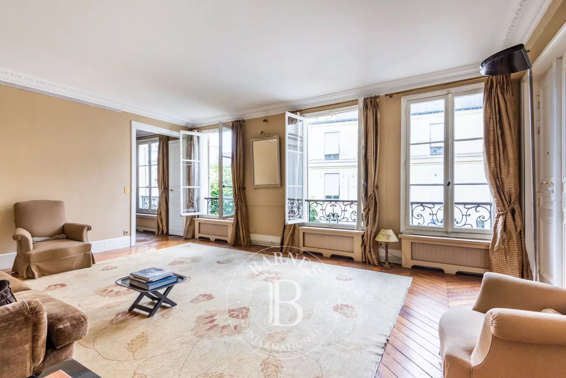 EXCLUSIVE! Paris 8 - Faubourg Saint-Honoré: 2 or 3-bedroom apartment, very quiet.