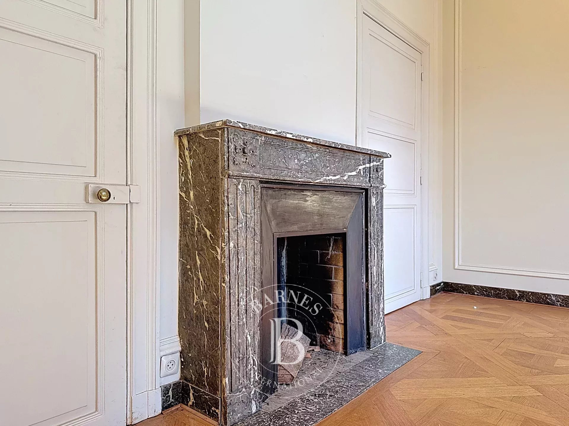 Facing the Abbey of La Cambre – Exceptional Townhouse with Renovation Project