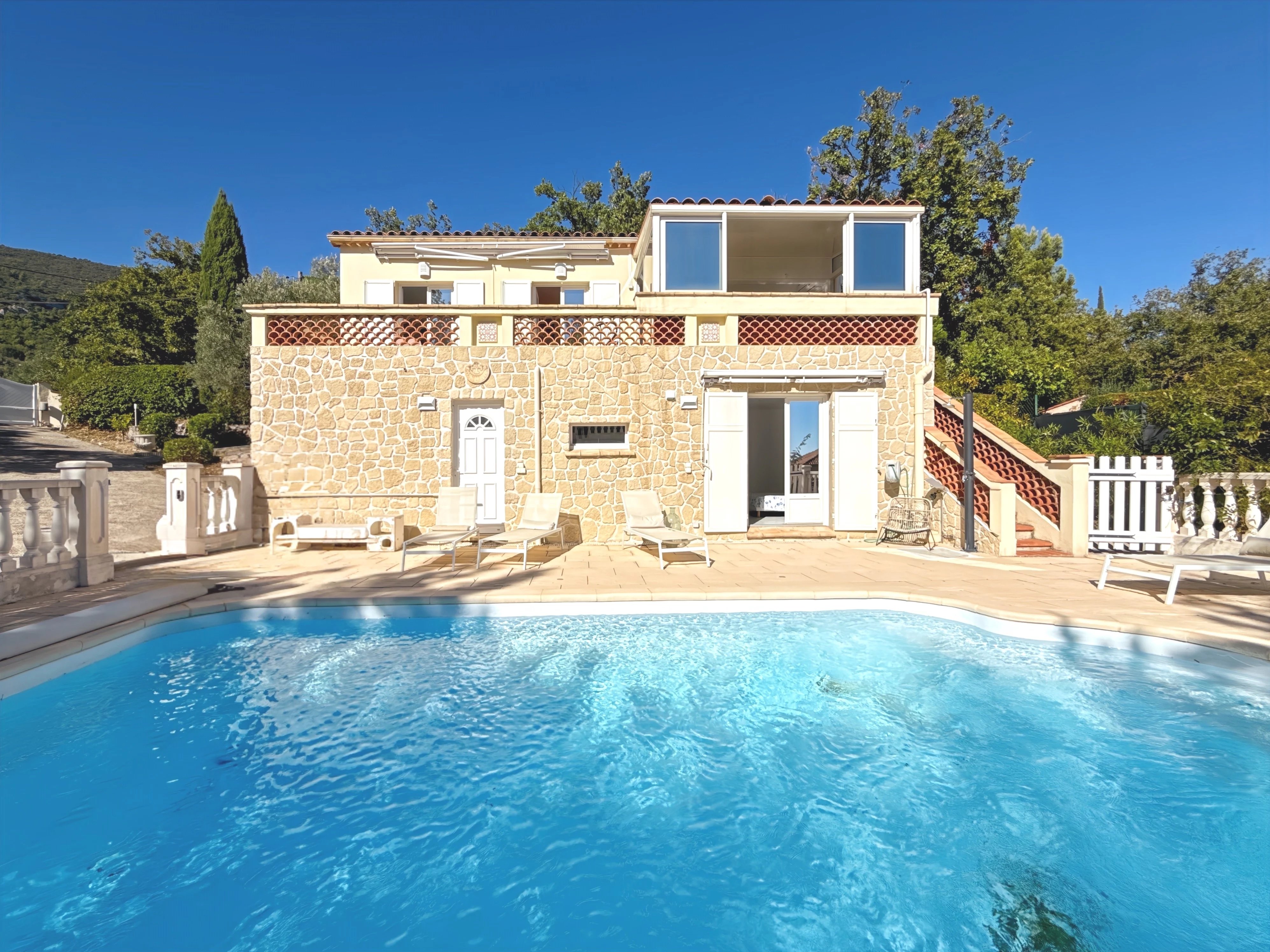 Villa entièrement rénovée à pied du village