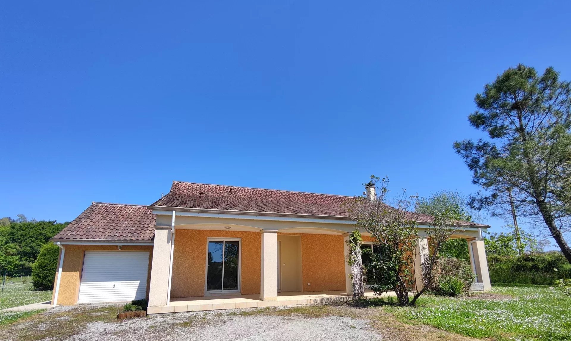 Single storey house with three bedrooms, terrace, garden and garage