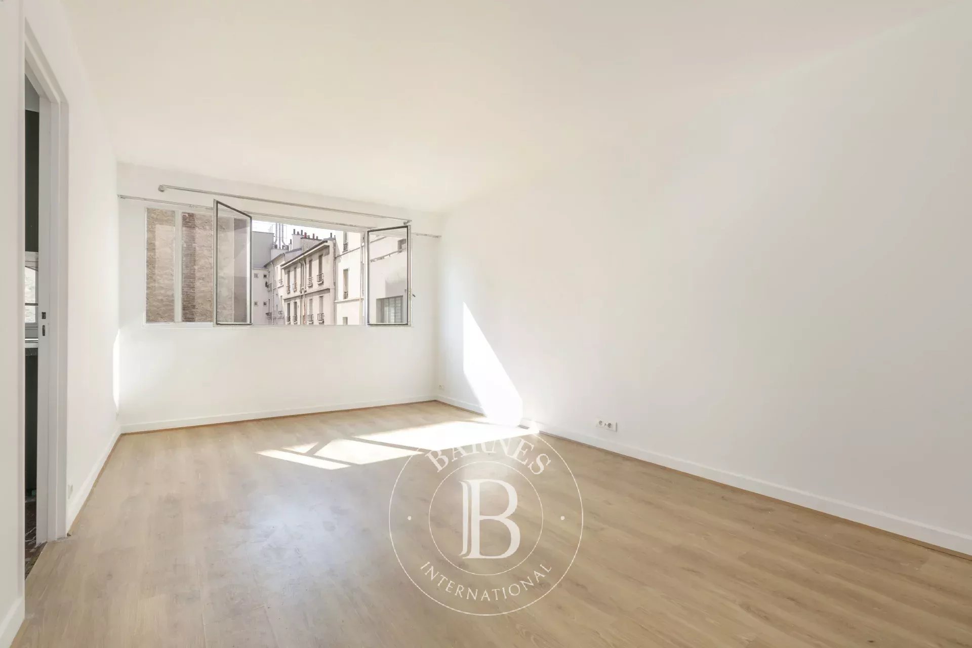 Exclusive - Neuilly-Town Hall - Large studio - Bright - Quiet - Close to the shops and public transport services