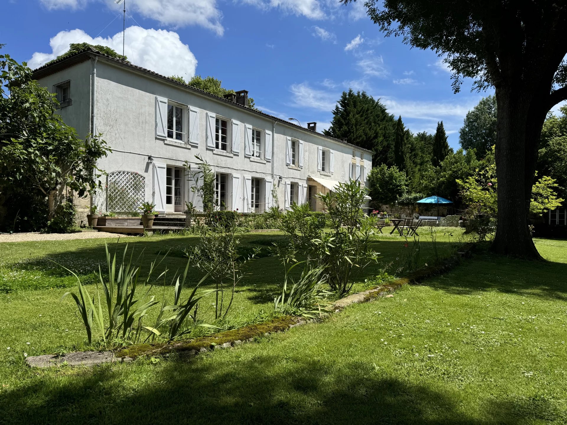 Maison au bord de la rivière avec piscine et 4/5 chambres