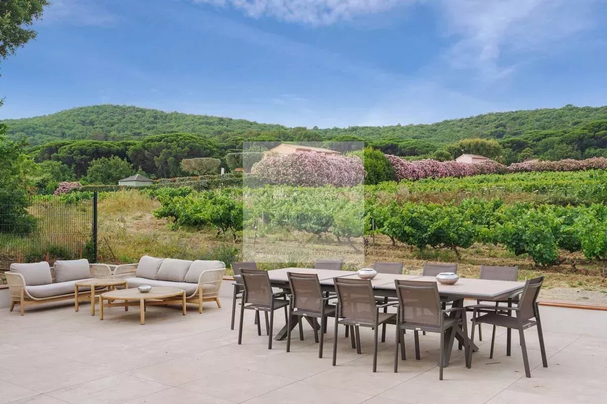 À l’entrée de Saint-Tropez, au cœur des vignes