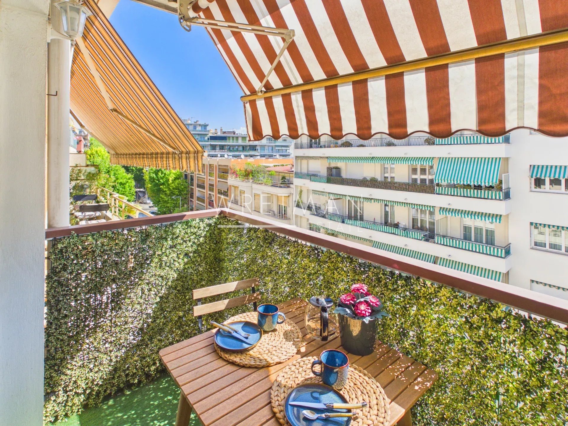 Bel appartement traversant avec balcons – Nice Gambetta