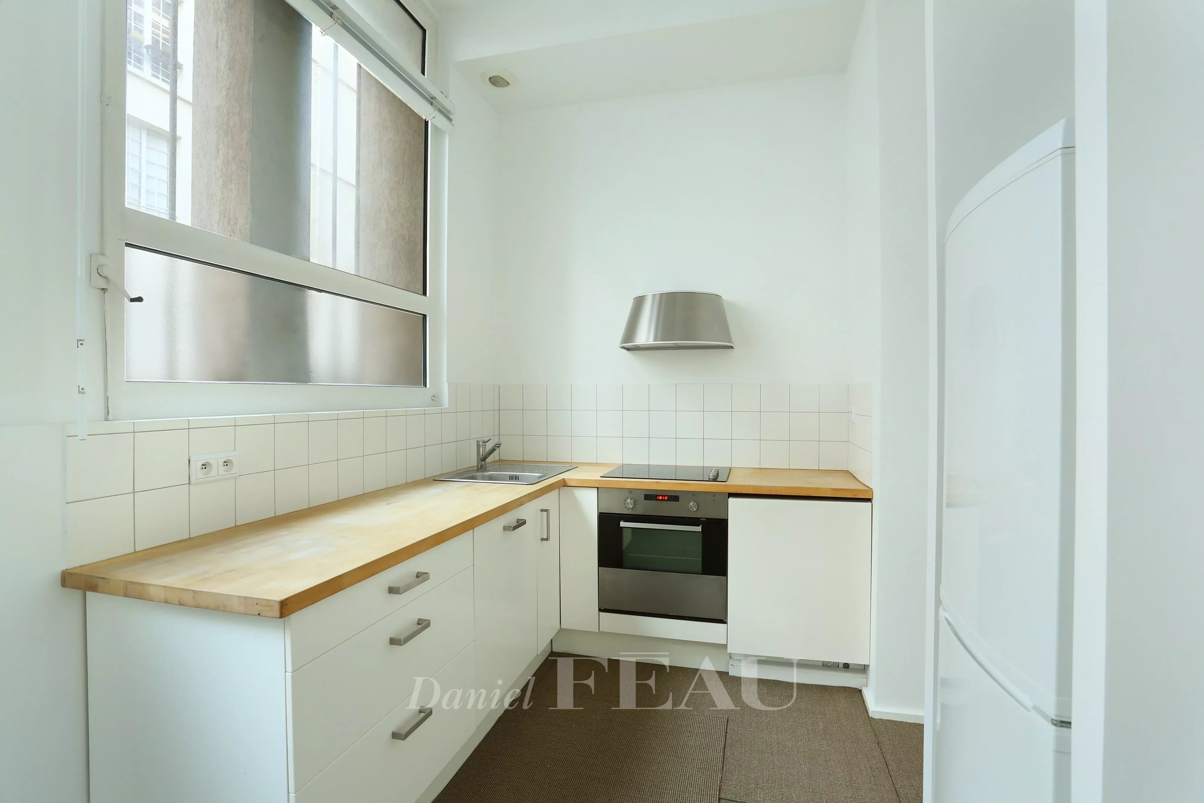 Kitchen Natural light Stainless steel Carpet