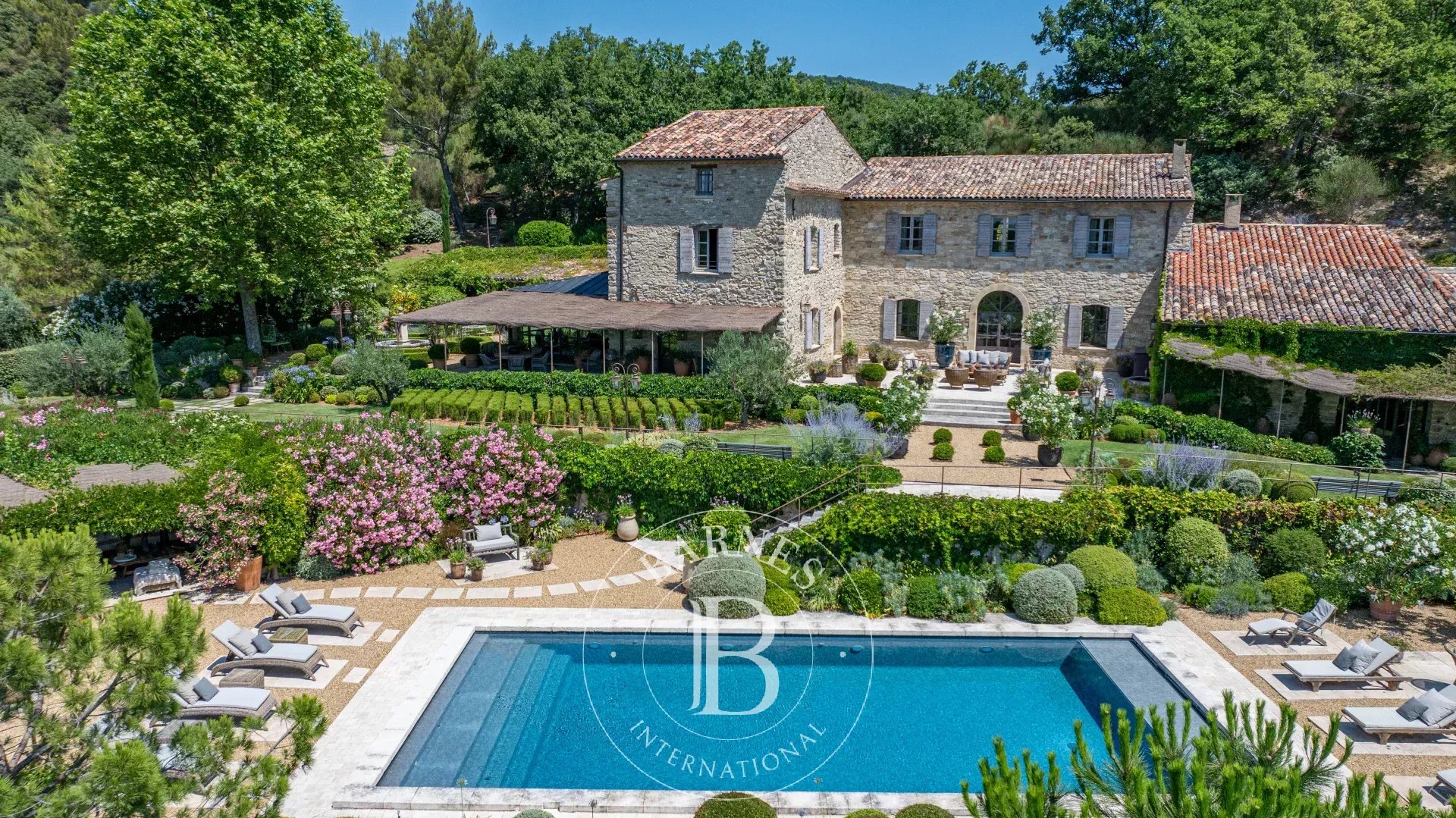 PROVENCE - MONTFURON - PROPRIETE D'EXCEPTION 410 M2 - 6 CHAMBRES - PISCINE - PARC 104 HA - POSSIBILITE AGRANDISSEMENT