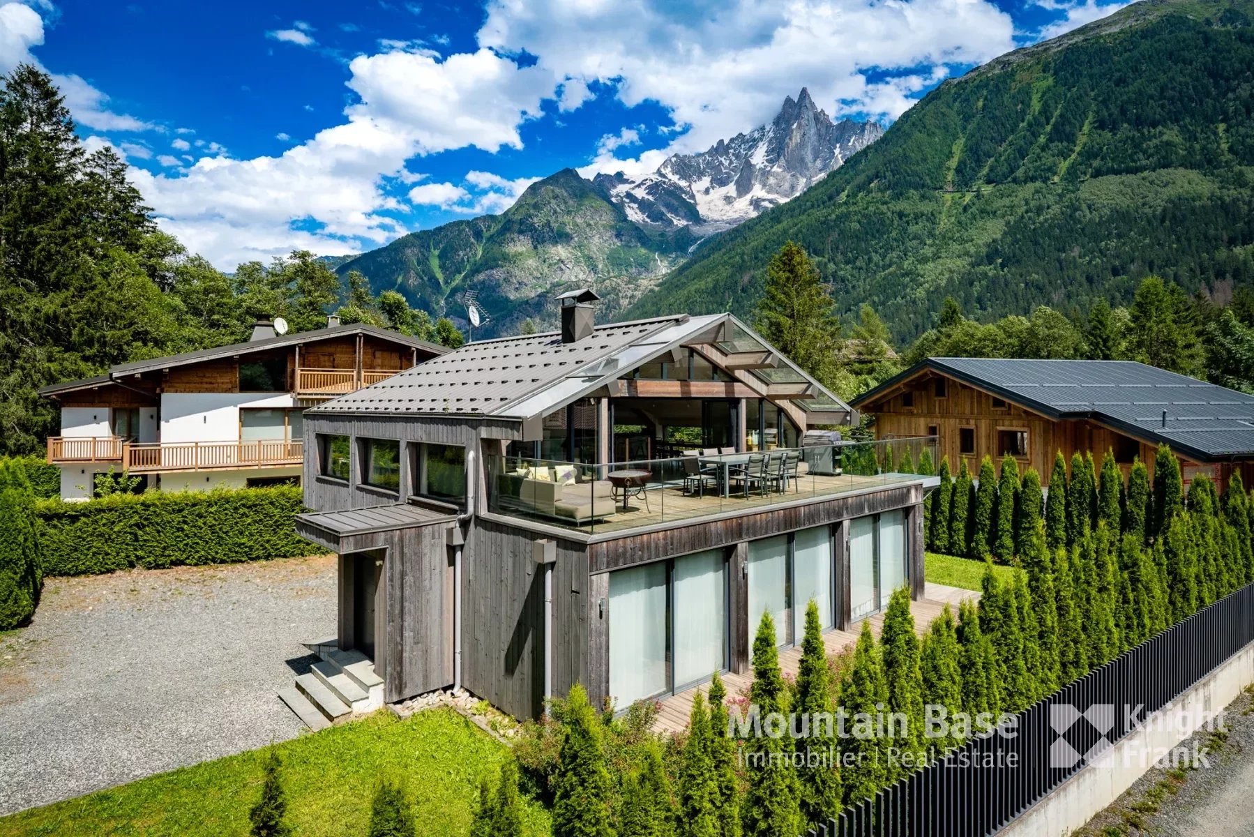 Photo of A modern 4-bedroom, 4-bathroom chalet in the popular location of Les Praz