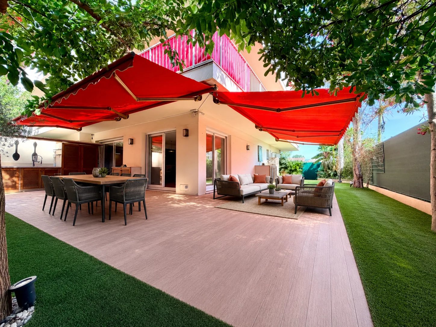 ANTIBES – SECTEUR LES SEMBOULES – REZ-DE-JARDIN AVEC JARDIN PRIVATIF SUD 114 m² – 4 PIÈCES – PRESTATIONS HAUT DE GAMME – CAVE & STATIONNEMENT SÉCURISÉ