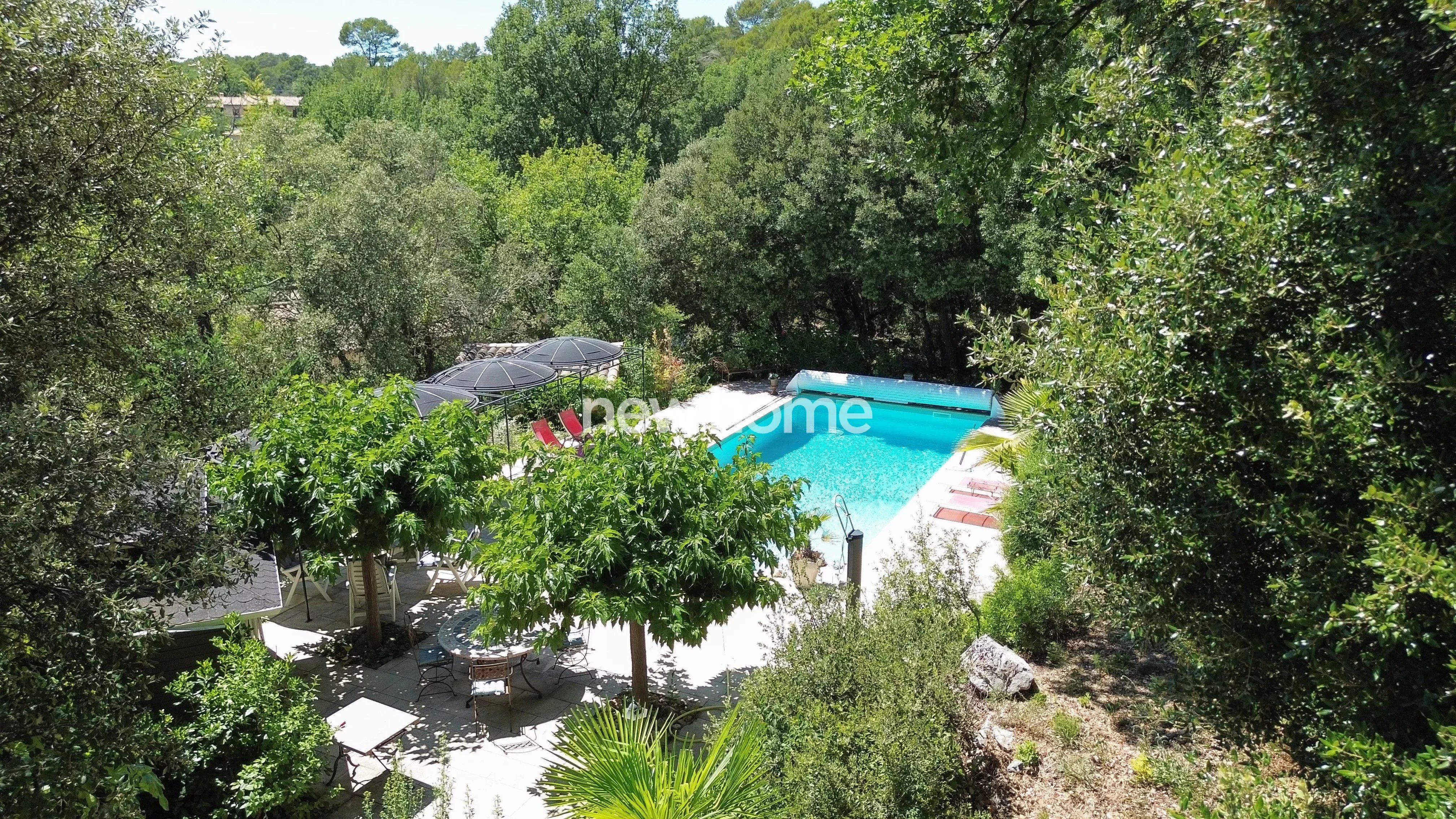 Maison spacieuse sur un terrain vaste et arboré