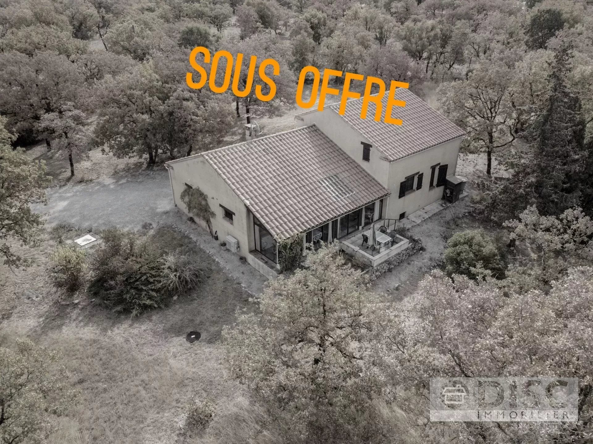 Maison de plain-pied avec grand jardin et garage.