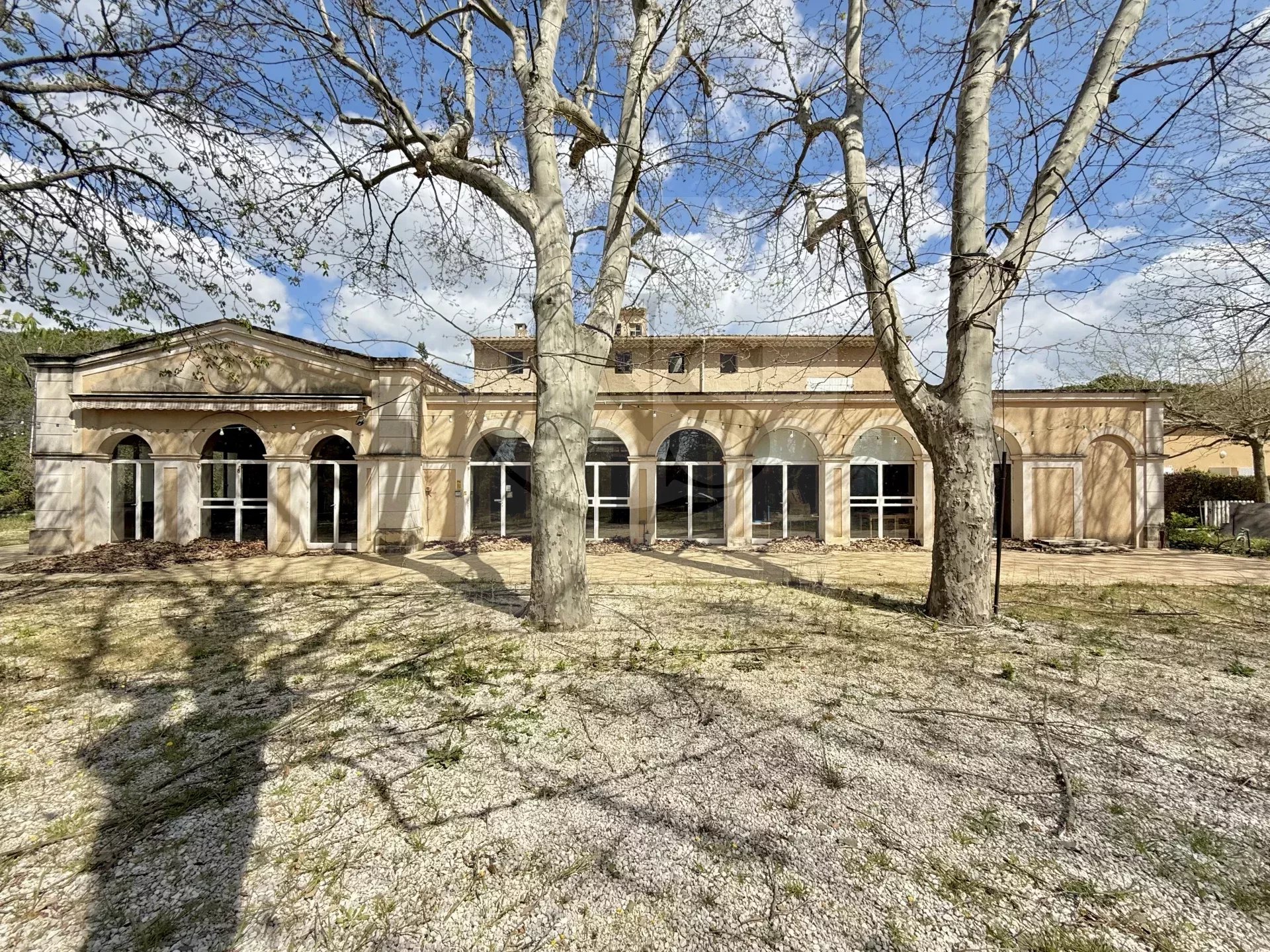 PUYRICARD / DOMAINE À RÉNOVER 8 HECTARES