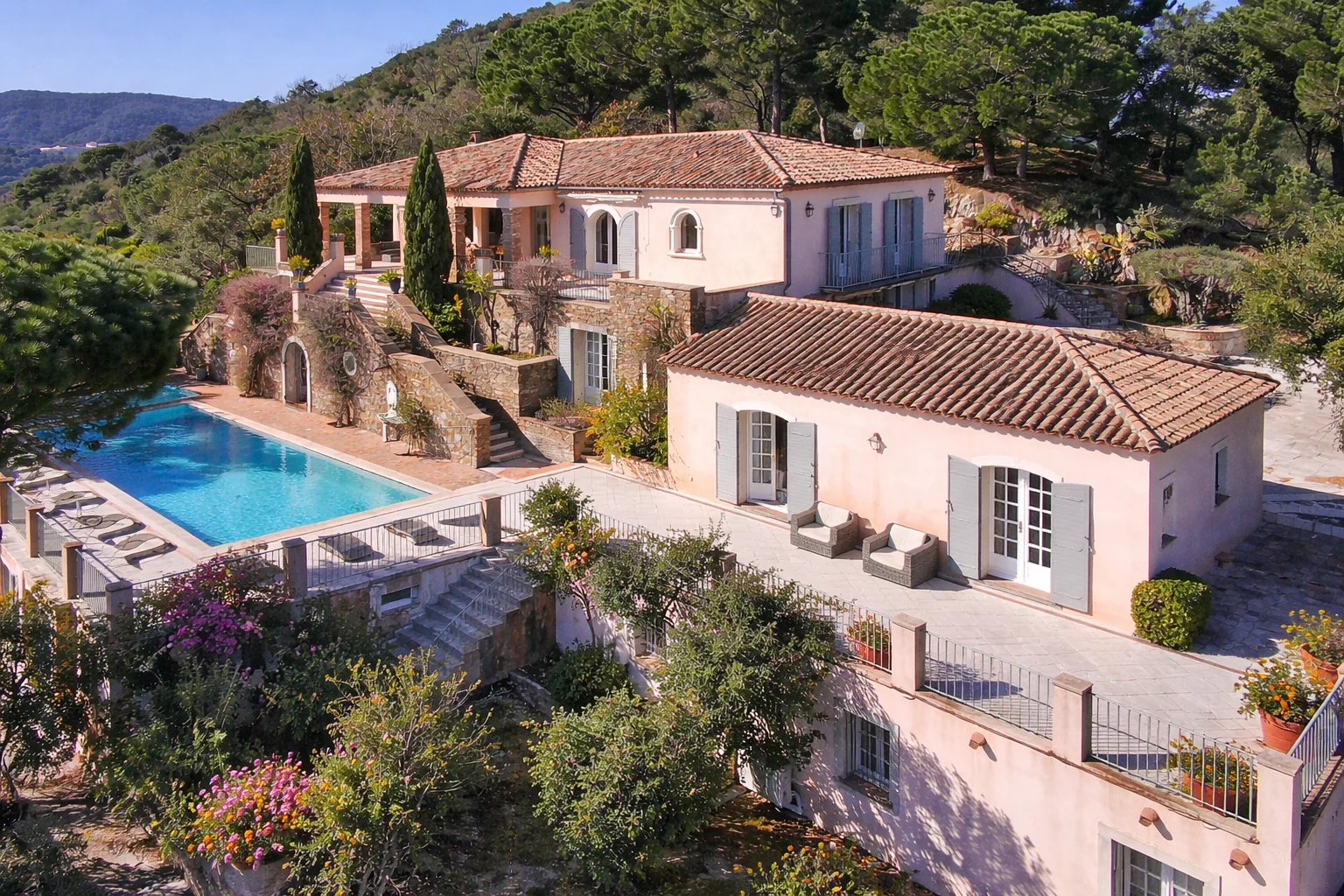 PROPRIÉTÉ AVEC VUE MER FORT POTENTIEL DE VALORISATION RAMATUELLE