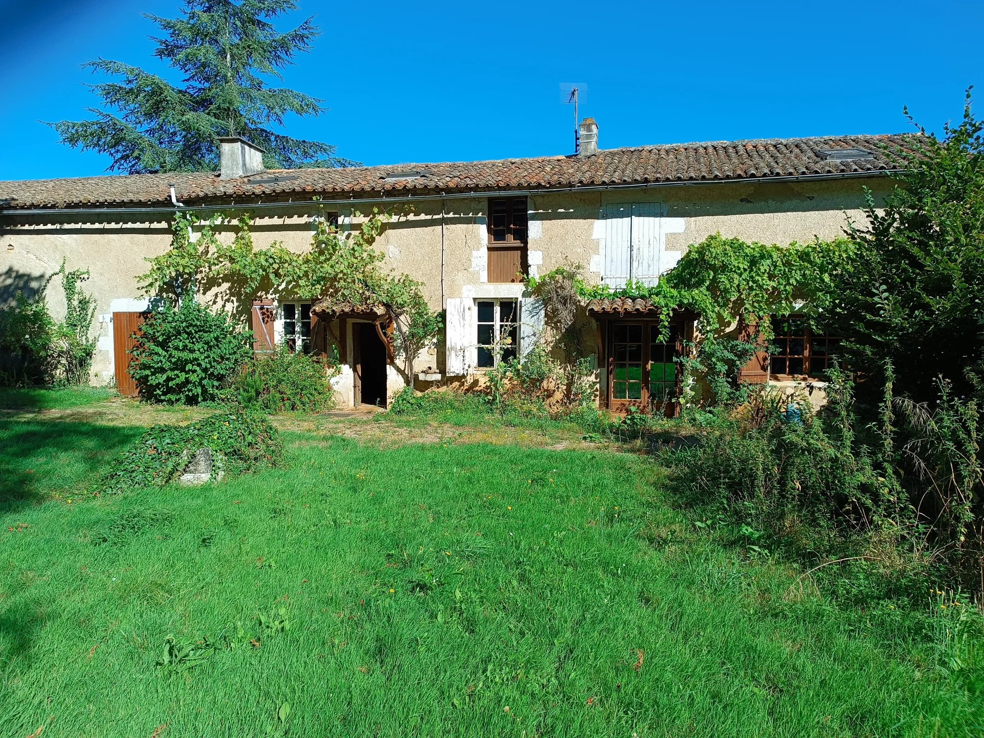 Beautiful 4-Bedroom Stone Property in a Tranquil Neighbourhood