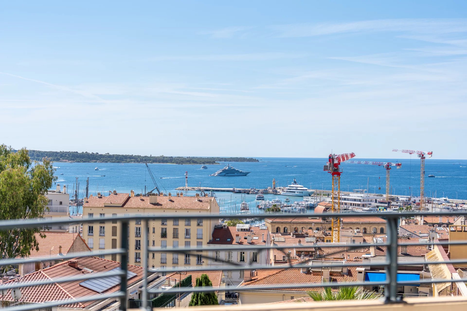 SUPERB PENTHOUSE WITH PANORAMIC SEA VIEW — 3 GARAGES — CANNES CENTRE
