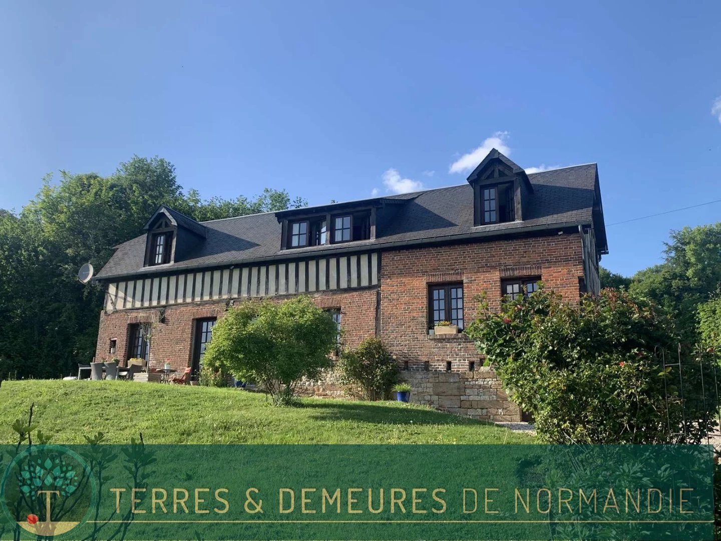 En NORMANDIE, dans le PAYS D'AUGE de l'ORNE, et au sud de VIMOUTIERS, belle maison normande avec 94a 00 ca de terrain