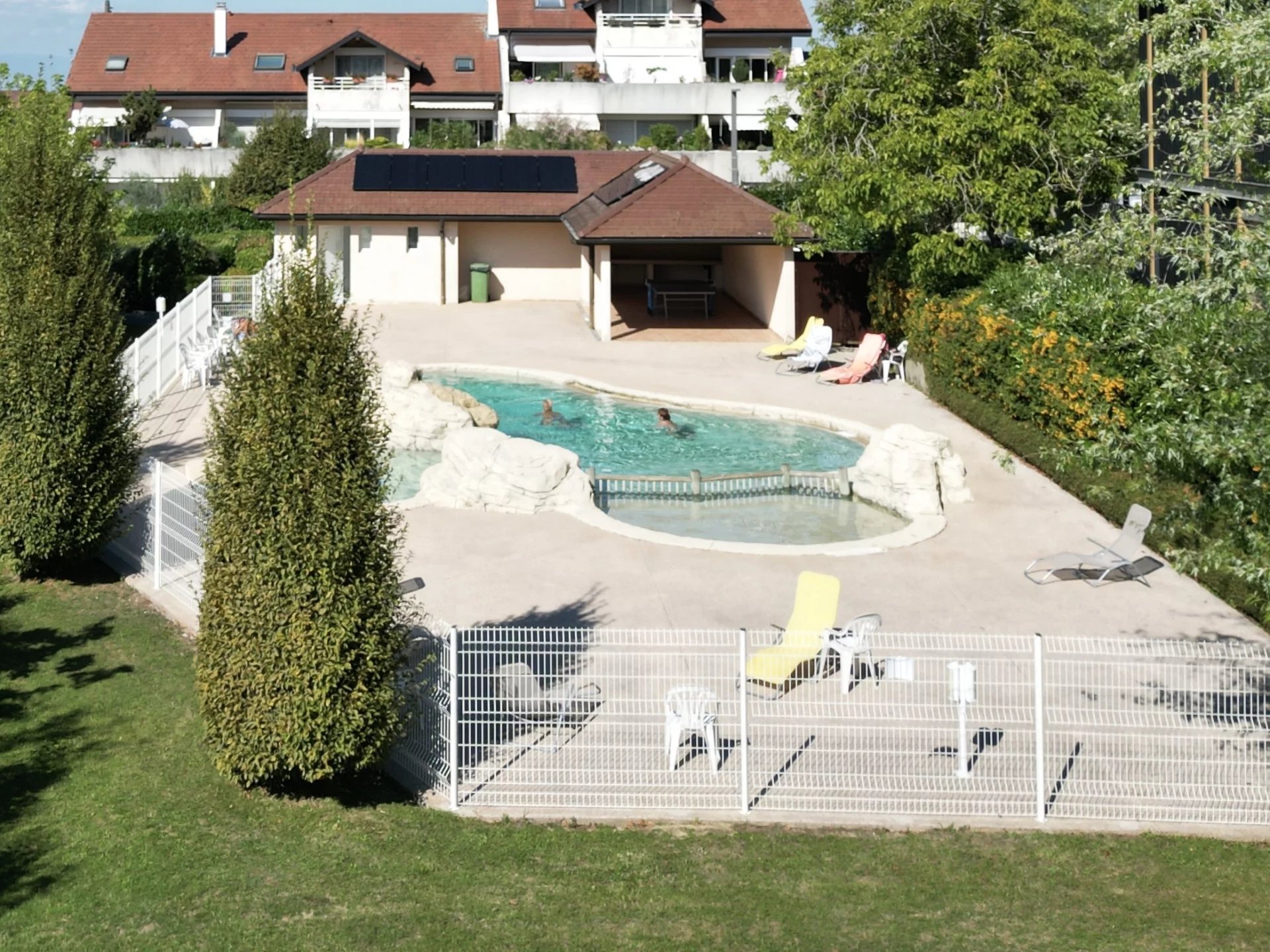 Villa 3 chambres, 3 SdB, jardin, dans résidence piscine - prox. Genève