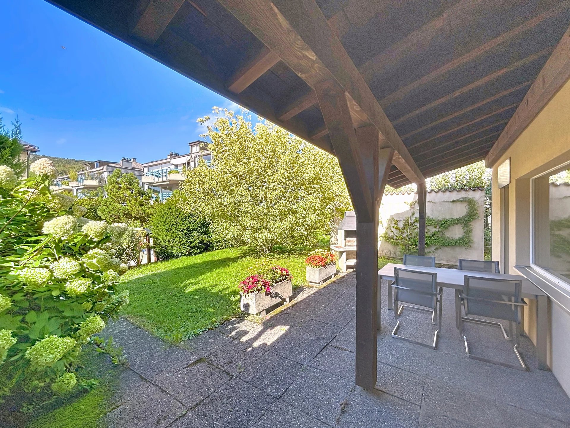 Off Market - Rare à la vente - Maison mitoyenne idéalement située au Landeron