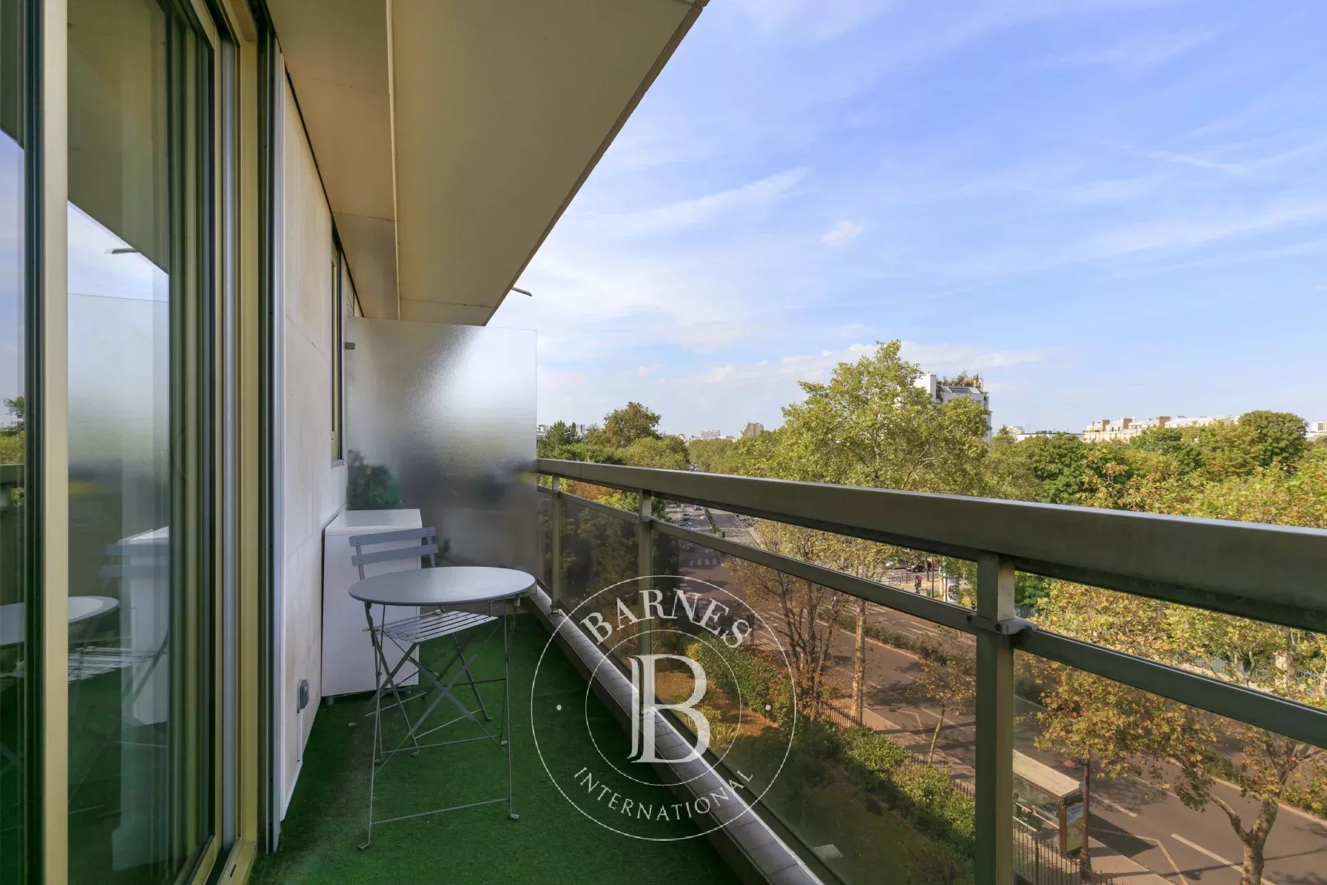 Neuilly-Inkermann - Top floor - Large studio apartment with balcony - Bright - Completely unobstructed views with no overlook