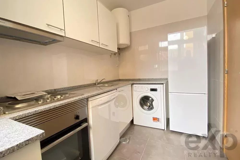 Arrendamento T0 renovado, com terraço, 2º Andar, Bairro do Castelo, Alfama, Lisboa.