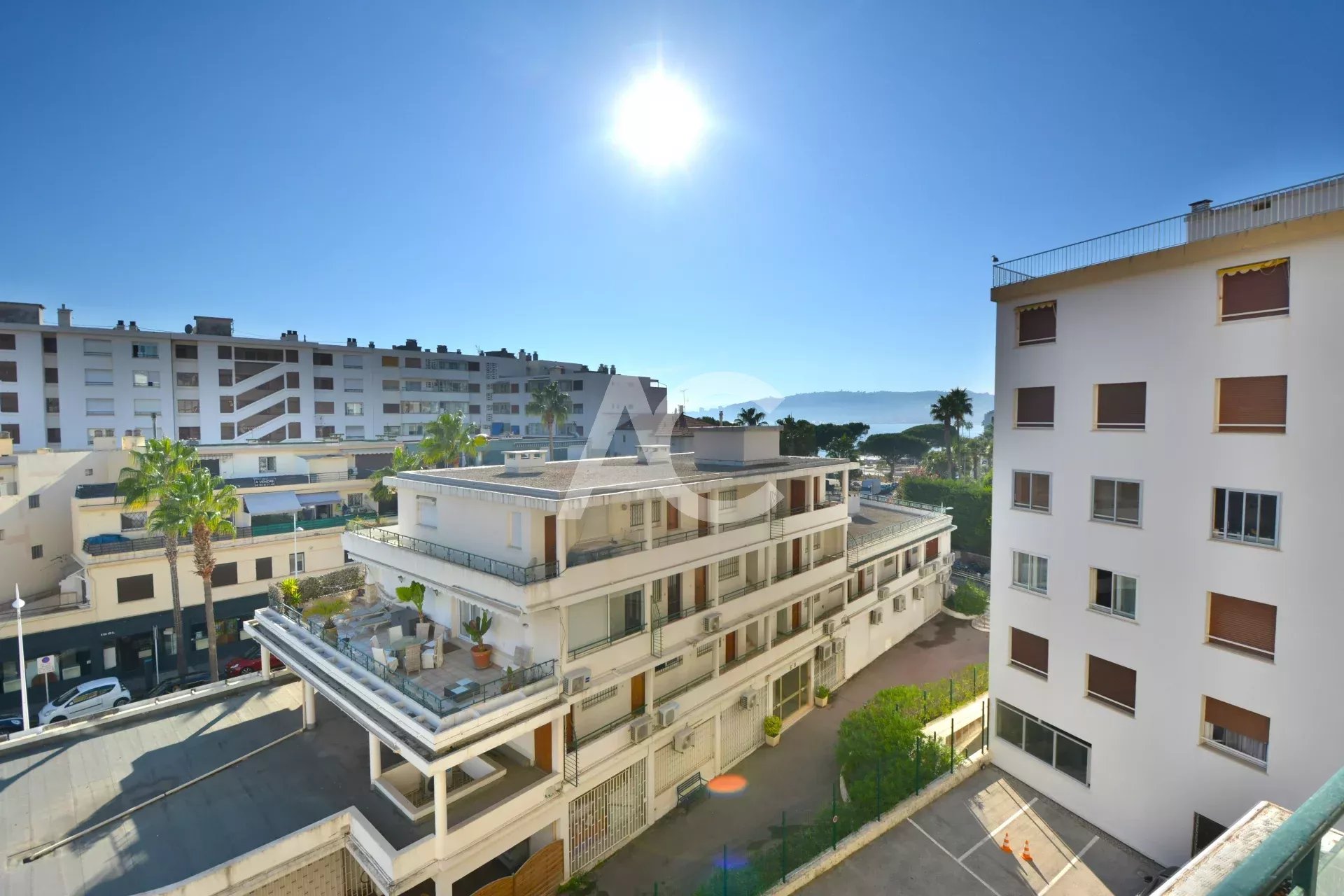 JUAN-LES-PINS - DEUX PIECES VUE MER